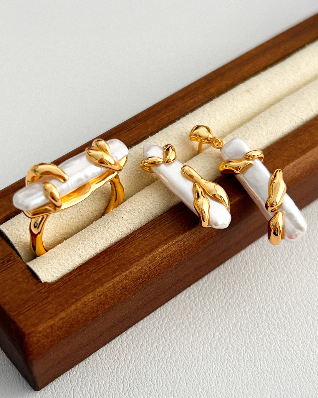 Sculpted Pearl Bar