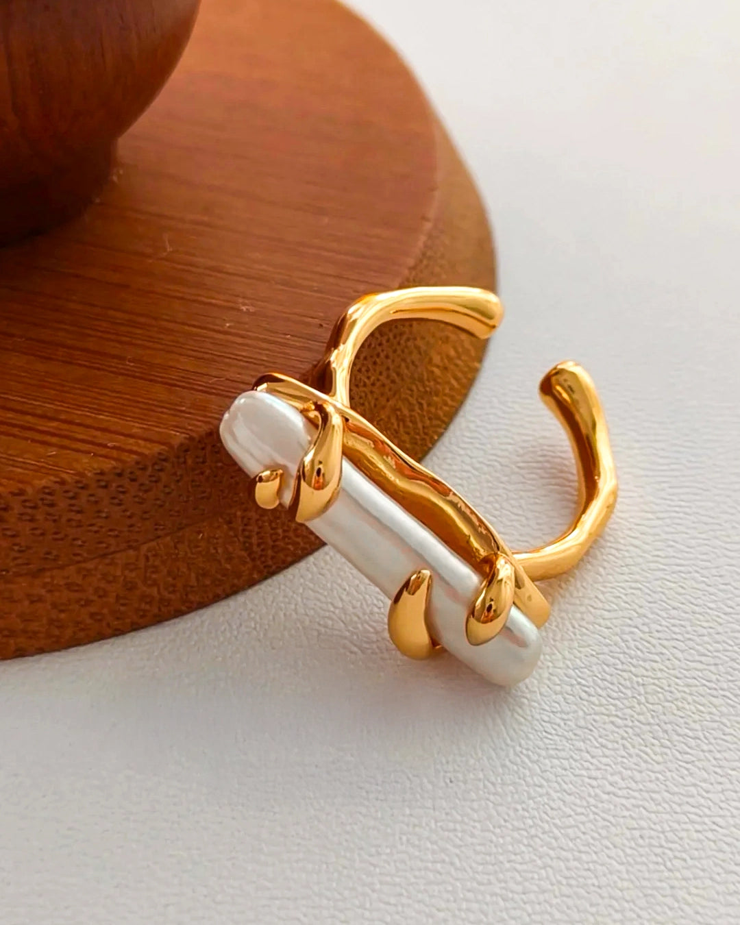 Sculpted Pearl Bar